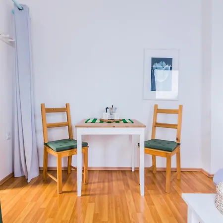 Garden Near The With Free Parking Apartment *