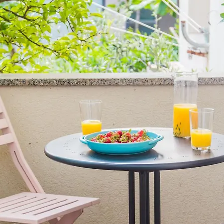 Garden Near The With Free Parking Apartment *