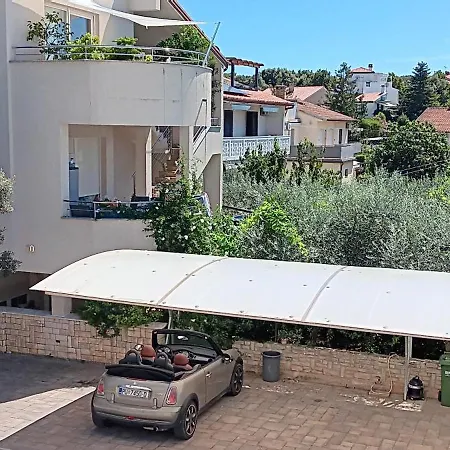 Garden Near The With Free Parking Lägenhet *