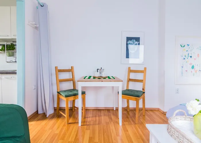 Garden Near The With Free Parking Lägenhet *